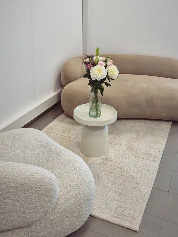 Bild Ihrer Praxis mit Sessel und Blumen