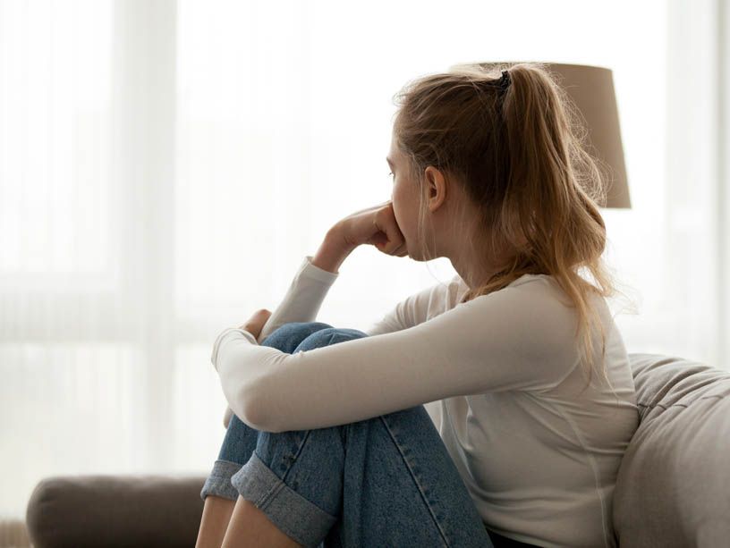 Mädchen guckt auf dem Fenster