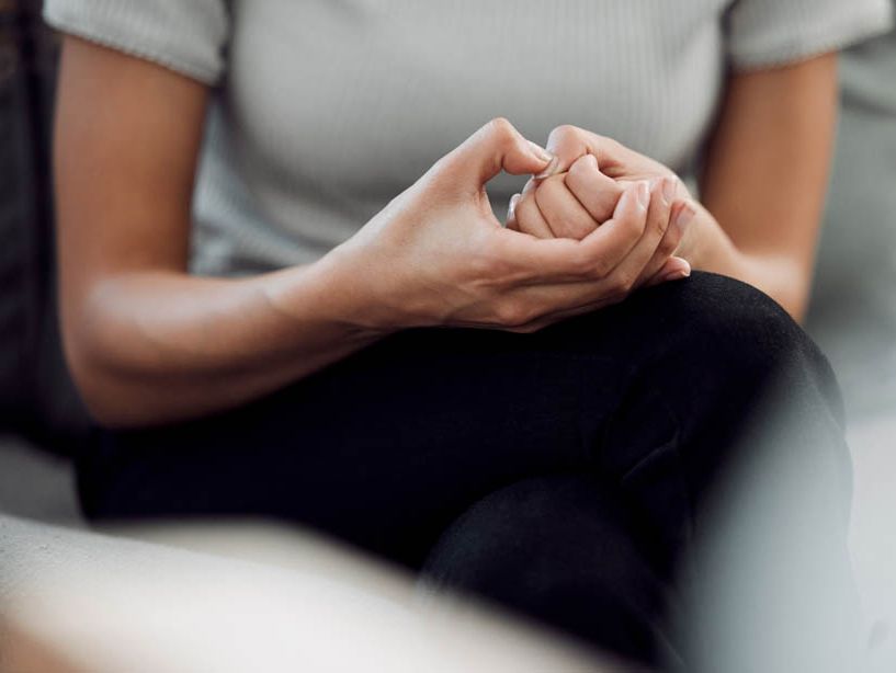 Frau spielt mit Ihren Händen