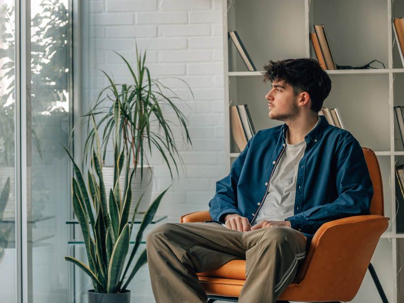 Junge guckt aus dem Fenster